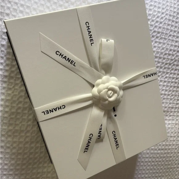 2026 New CHANEL 25 Mini Black Quilted Leather Bag with Gold Chain and CC Charm - Picture 9 of 9